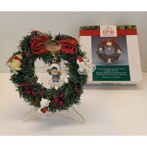 1990 Hallmark Keepsake Ornament Little Frosty Friends Memory Wreath w 4 Mini EUC
